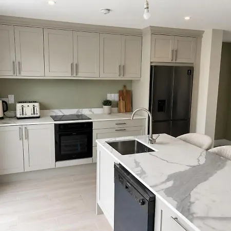 Spacious Townhouse Near Semple Stadium