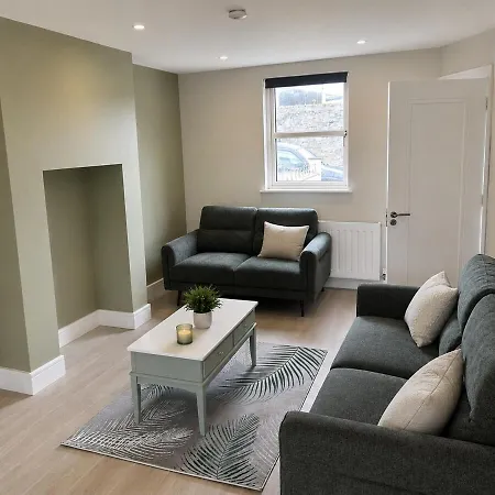 Spacious Townhouse Near Semple Stadium *