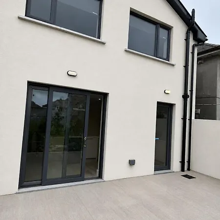 Spacious Townhouse Near Semple Stadium